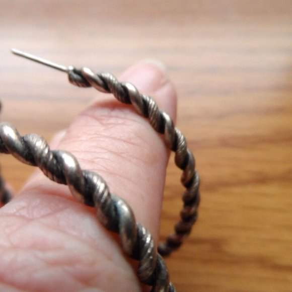 Silver tone TWISTED Ridged Etched Hoop Earrings 1.5" Stud post Retro 80's style - Picture 5 of 6